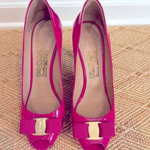 Ferragamo Vara hot pink fuschia patent leather peep toe heels pumps.
